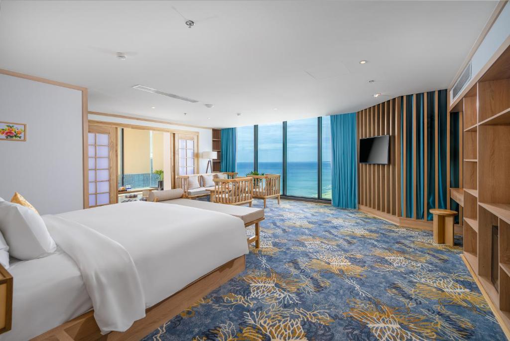 Postel nebo postele na pokoji v ubytování Sala Danang Beach Hotel