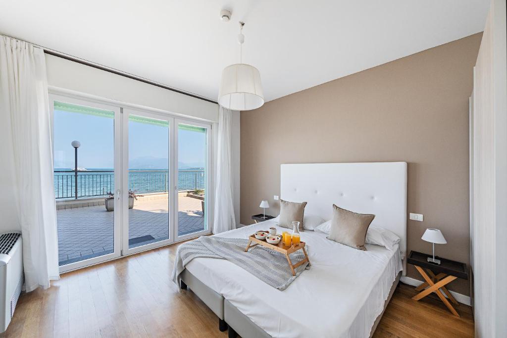 A bed or beds in a room at Residenza Miralago by Wonderful Italy