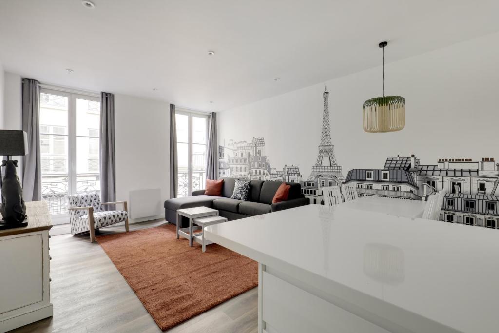 uma sala de estar branca com um sofá e uma mesa em AC 4 people apartment Louvres Place Vendome Paris center by Weekome em Paris