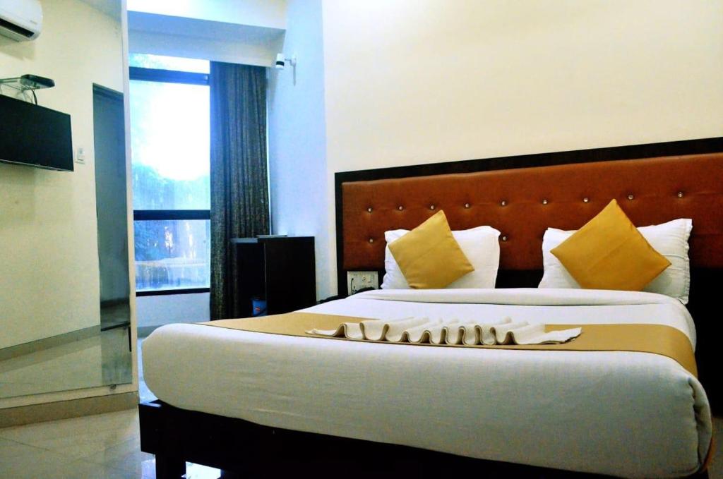 Postel nebo postele na pokoji v ubytování THE BEST HOTEL MUMBAI