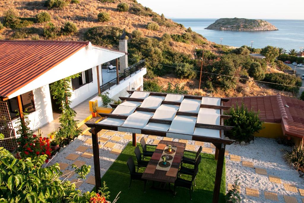 vistas panorámicas a un patio con mesa y sillas en Summer Dream Cottage, 2BR, Beautiful sea view, en Mókhlos