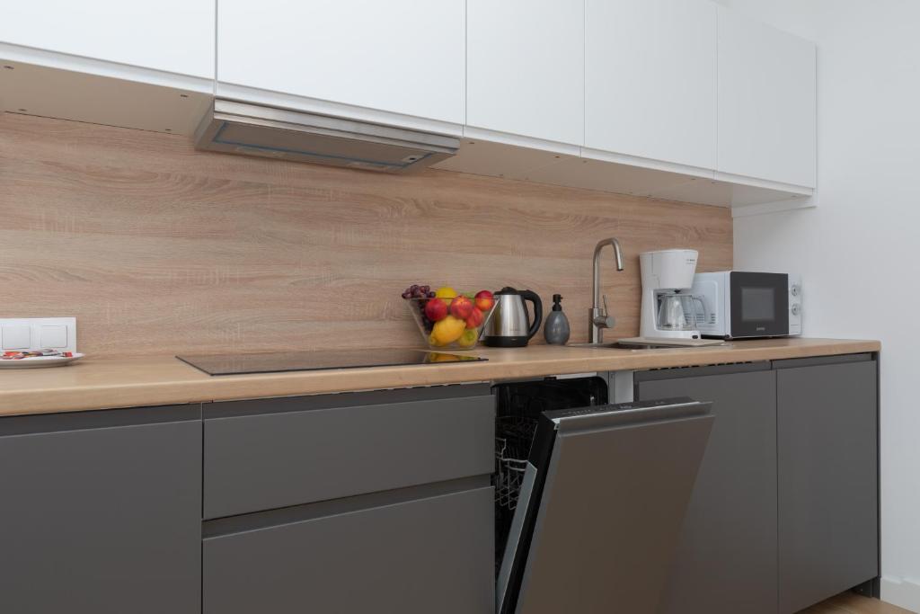 Kuchyň nebo kuchyňský kout v ubytování Horizon Park Apartment by Noclegi Renters
