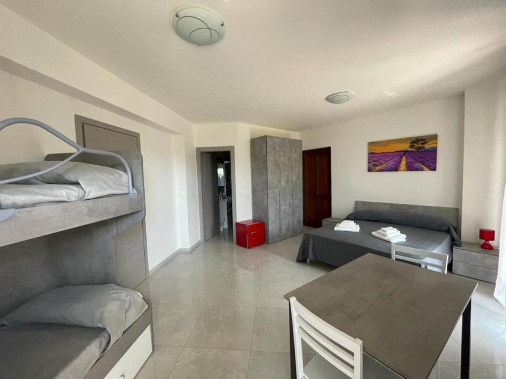 Cette chambre comprend 2 lits superposés et une table. dans l'établissement B&B Il Dolce Nido, à Tortora