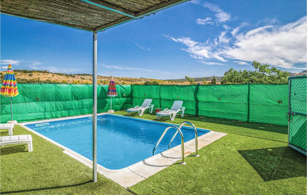 Bazén v ubytovaní Cozy Home In Villanueva Del Rosario alebo v jeho blízkosti