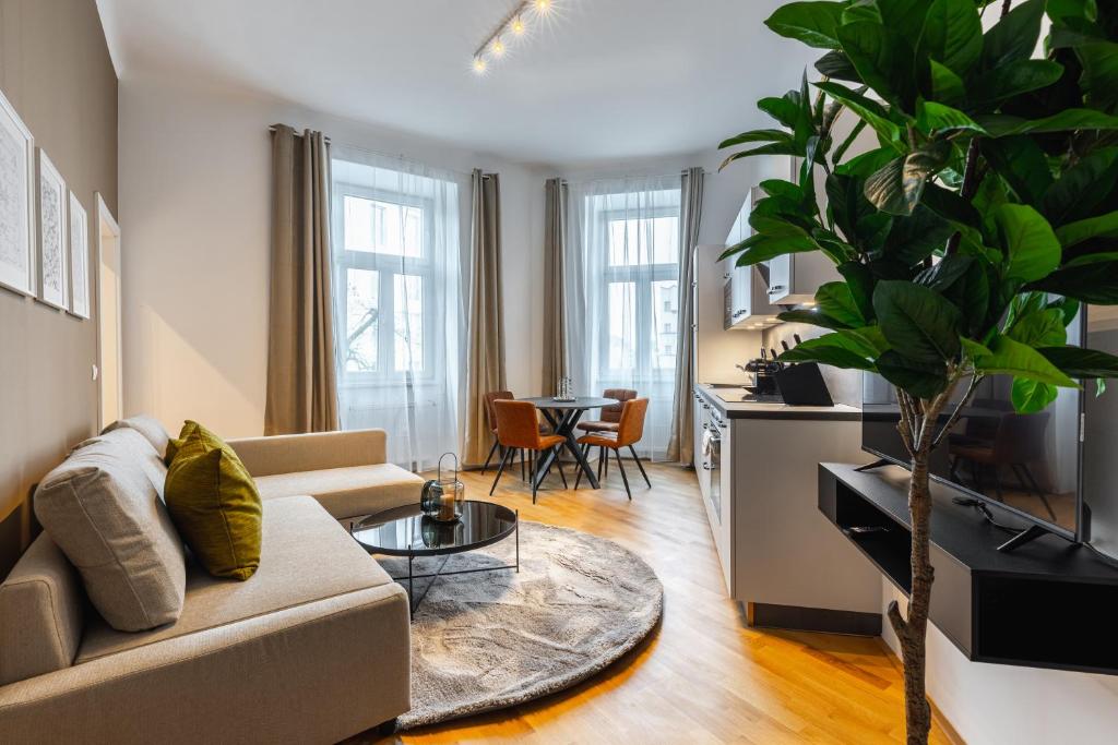 - un salon avec un canapé et une table dans l'établissement Trendy apt with - smart TV, coffee machine in Meidling, à Vienne