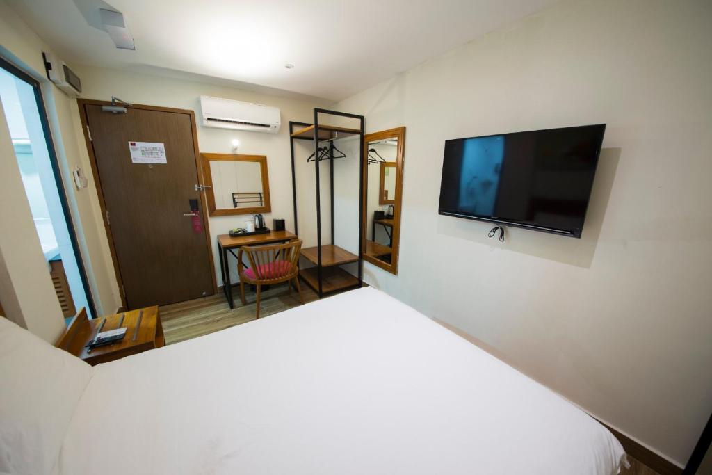 TV a/nebo společenská místnost v ubytování The Point Boutique Hotel