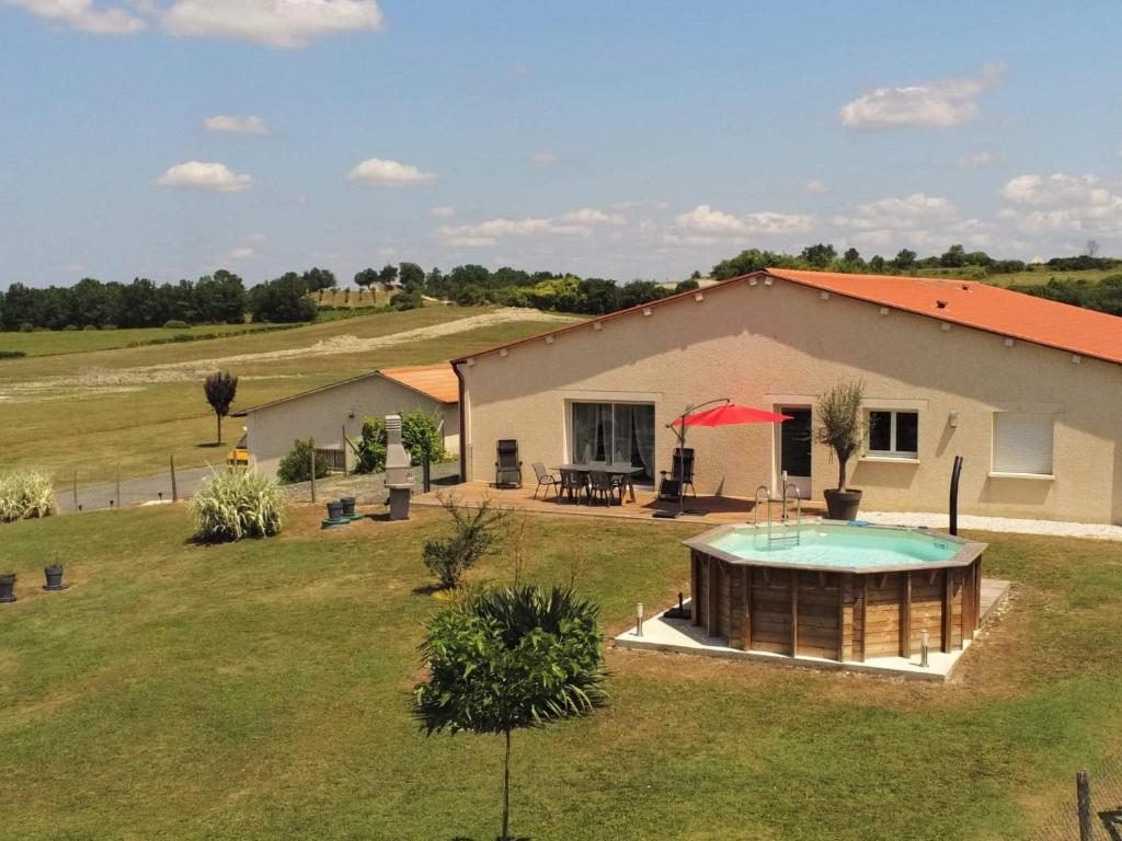 une vue aérienne d'un immeuble avec piscine dans l'établissement Maison Dordogne Périgord secteur BERGERAC EYMET, à Flaugeac