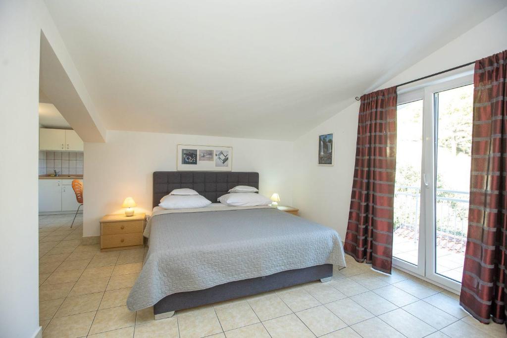 Posteľ alebo postele v izbe v ubytovaní Apartments Mosor