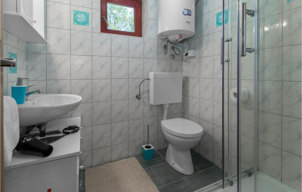 Koupelna v ubytování 2 Bedroom Pet Friendly Home In Breze