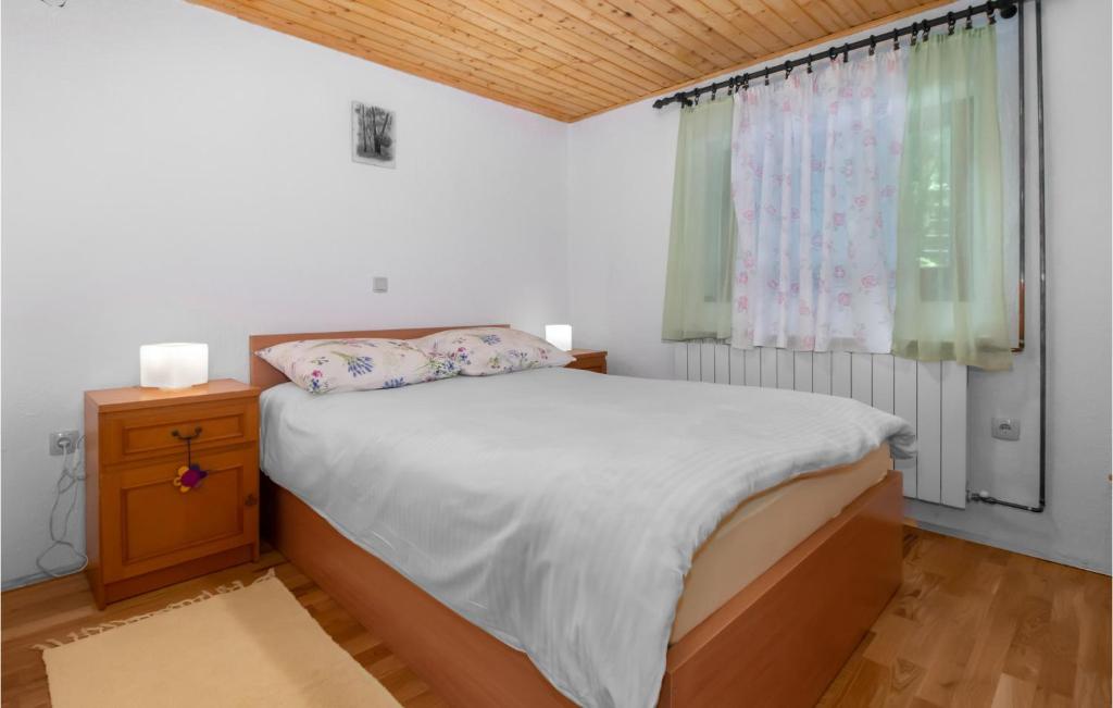 Postel nebo postele na pokoji v ubytování 2 Bedroom Pet Friendly Home In Breze