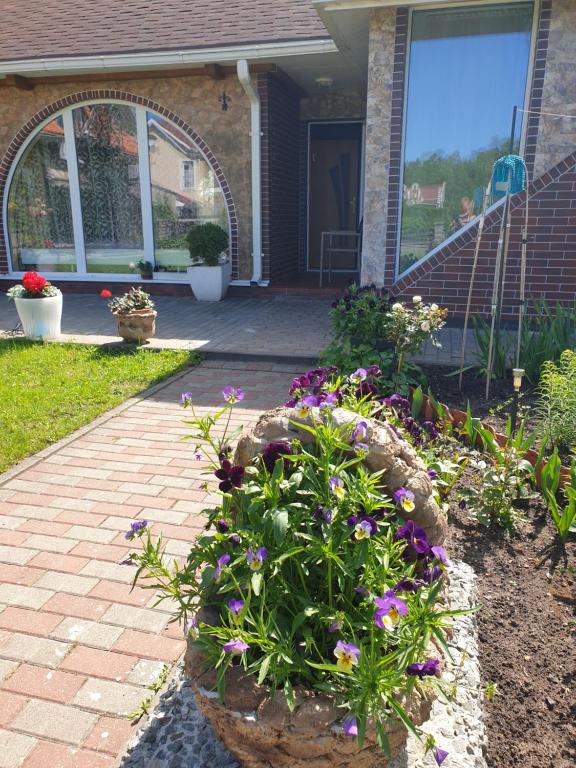 una casa con un jardín con flores en un patio en Brīvdienu mājas en Jūrmala