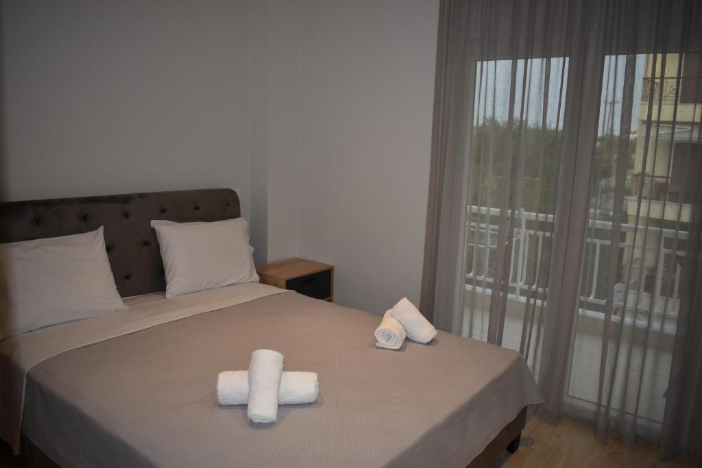 Postel nebo postele na pokoji v ubytování Sea view luxury apartment in Nea Kallikratia.