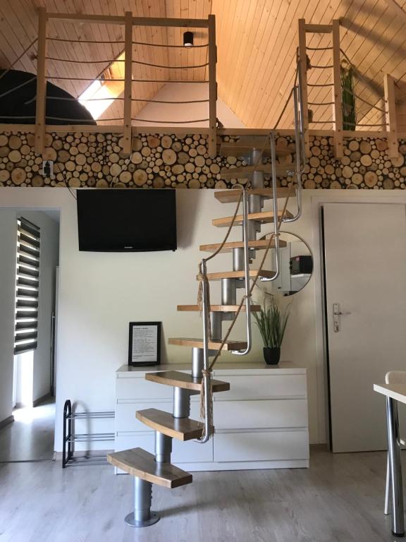 Televízia a/alebo spoločenská miestnosť v ubytovaní Domek letniskowy Sunny House , Nocleg Zator Energylandia