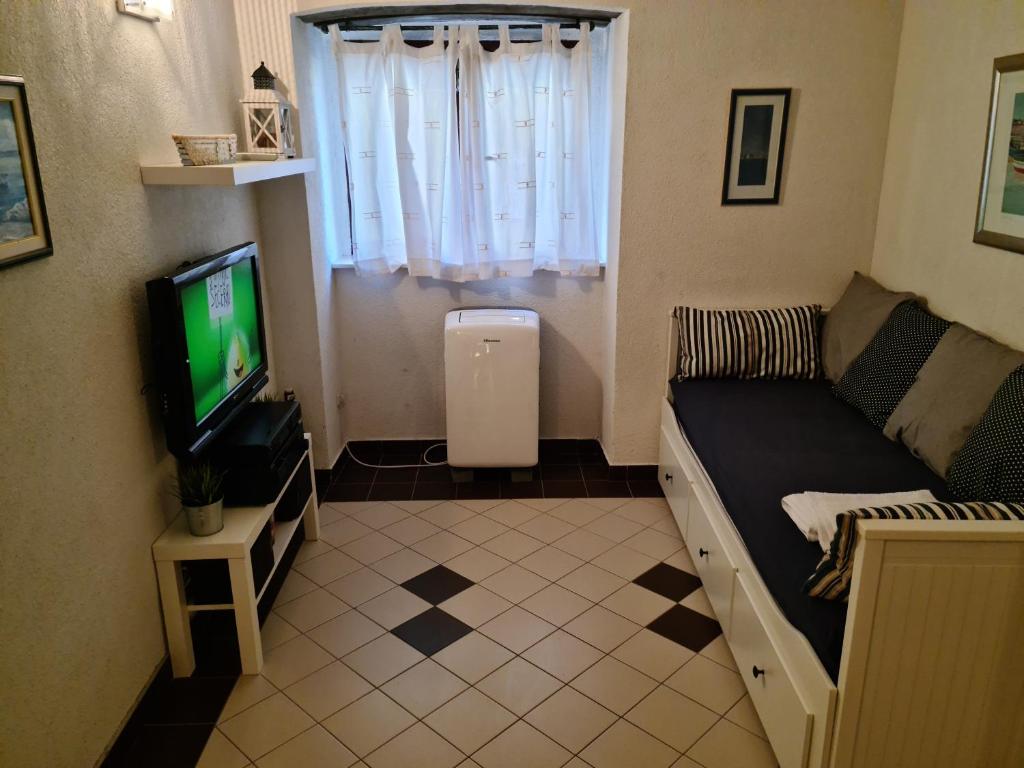 Televízia a/alebo spoločenská miestnosť v ubytovaní Marica - Studio Apartment