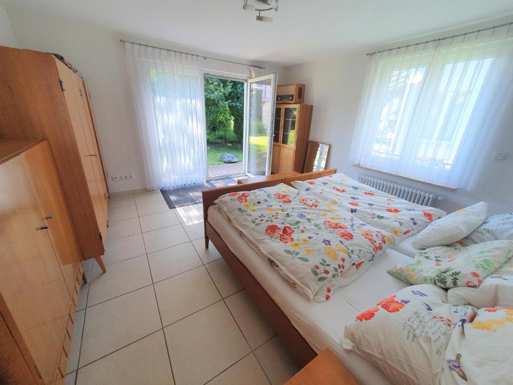 1 dormitorio con 2 camas y ventana en Klettgauperle - familien- und behindertengerechte Ferienwohnung en Griessen