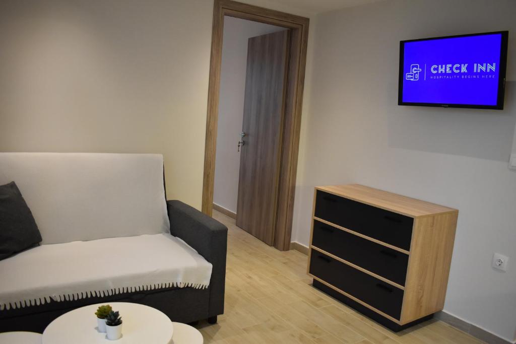 TV a/nebo společenská místnost v ubytování Sea view luxury apartment in Nea Kallikratia.