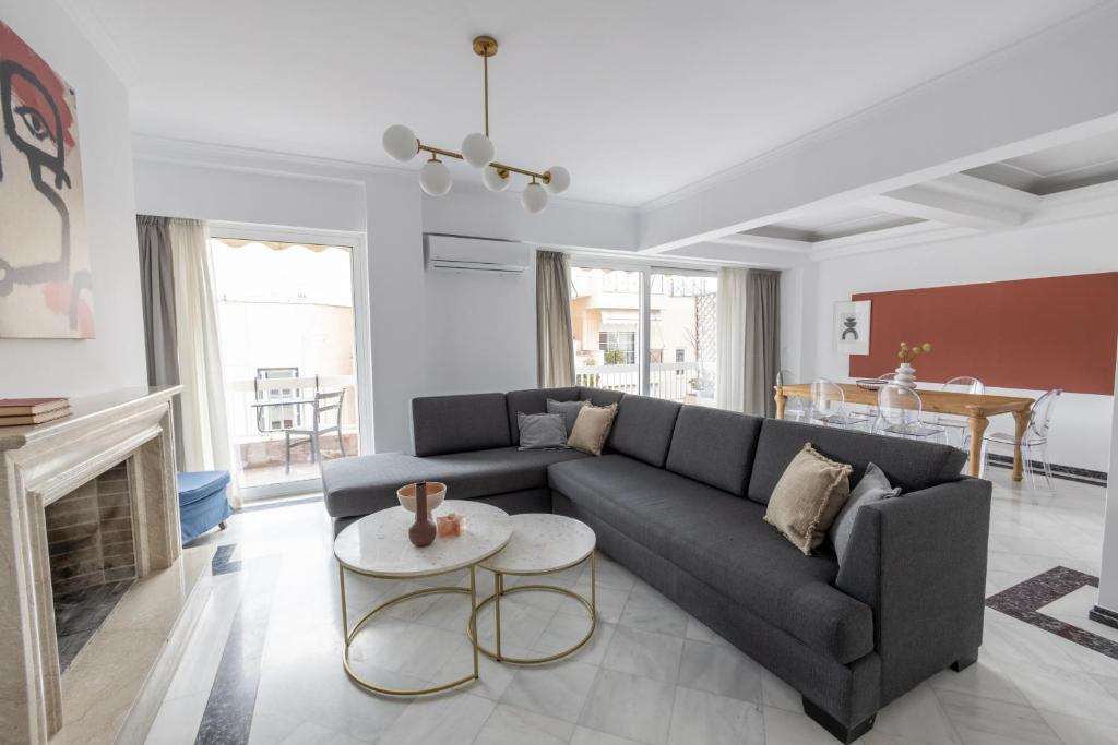 een woonkamer met een bank en een tafel bij Deco Marble Apt with Acropolis view in Athene