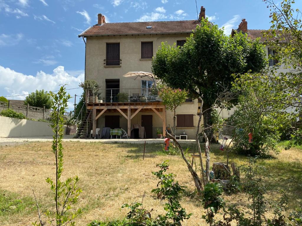 Vonkajšia záhrada v ubytovaní Charmant F1 avec terrasse et vue sur jardin arboré - fraicheur naturelle du rez de jardin - parking