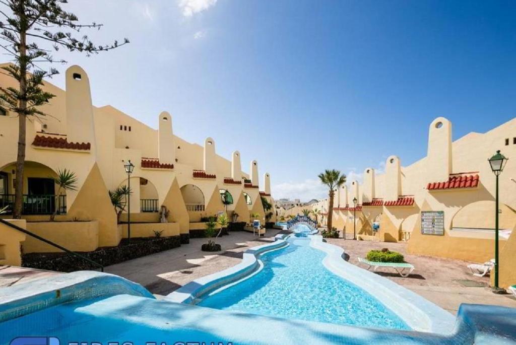 Bazén v ubytování Amazing holidays in Tenerife with wifi nebo v jeho okolí