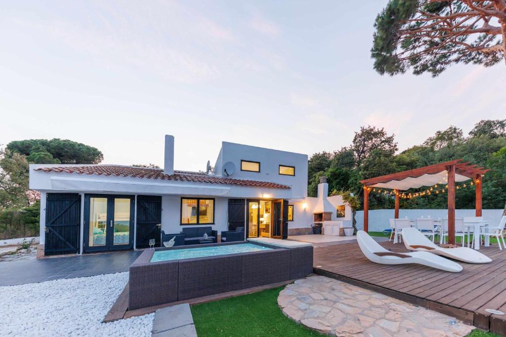 Bazén v ubytovaní La Villa de los Mares alebo v jeho blízkosti