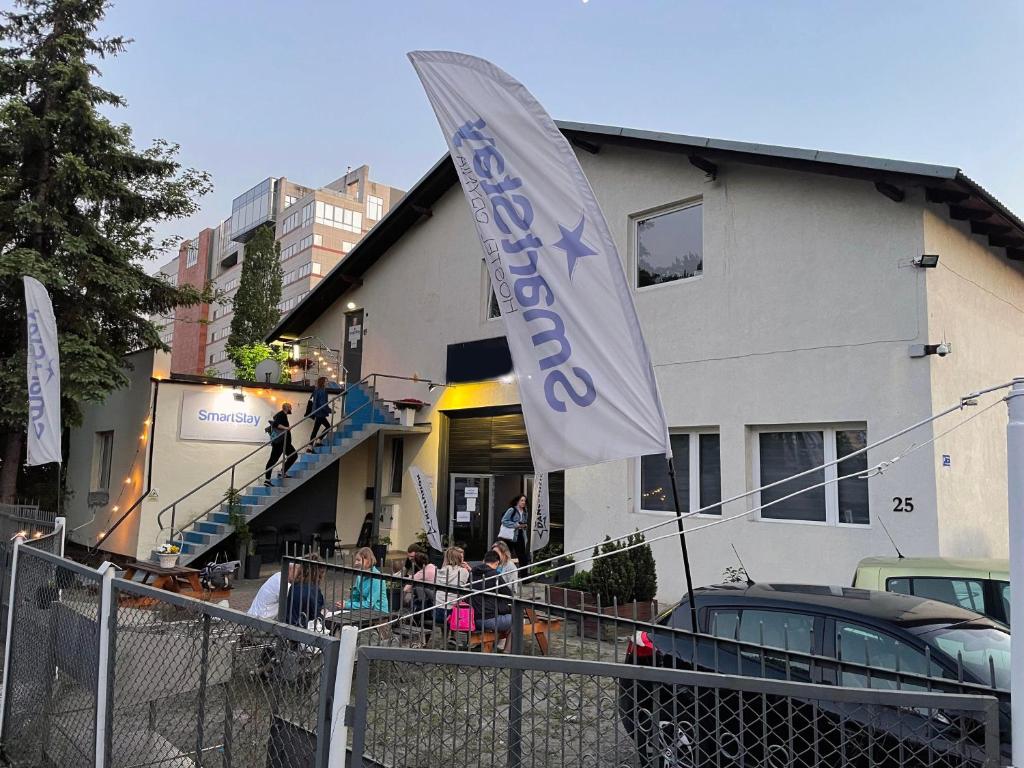 un groupe de personnes debout à l'extérieur d'un bâtiment dans l'établissement Smart Stay Hostel Gdynia, à Gdynia