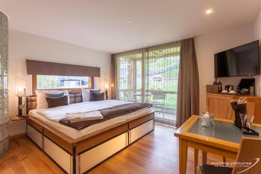 Postel nebo postele na pokoji v ubytování Suitenhotel Zurbriggen