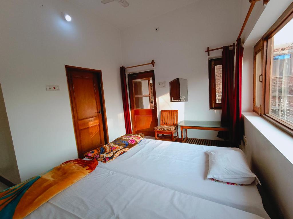 Postel nebo postele na pokoji v ubytování The Gupta Guest House