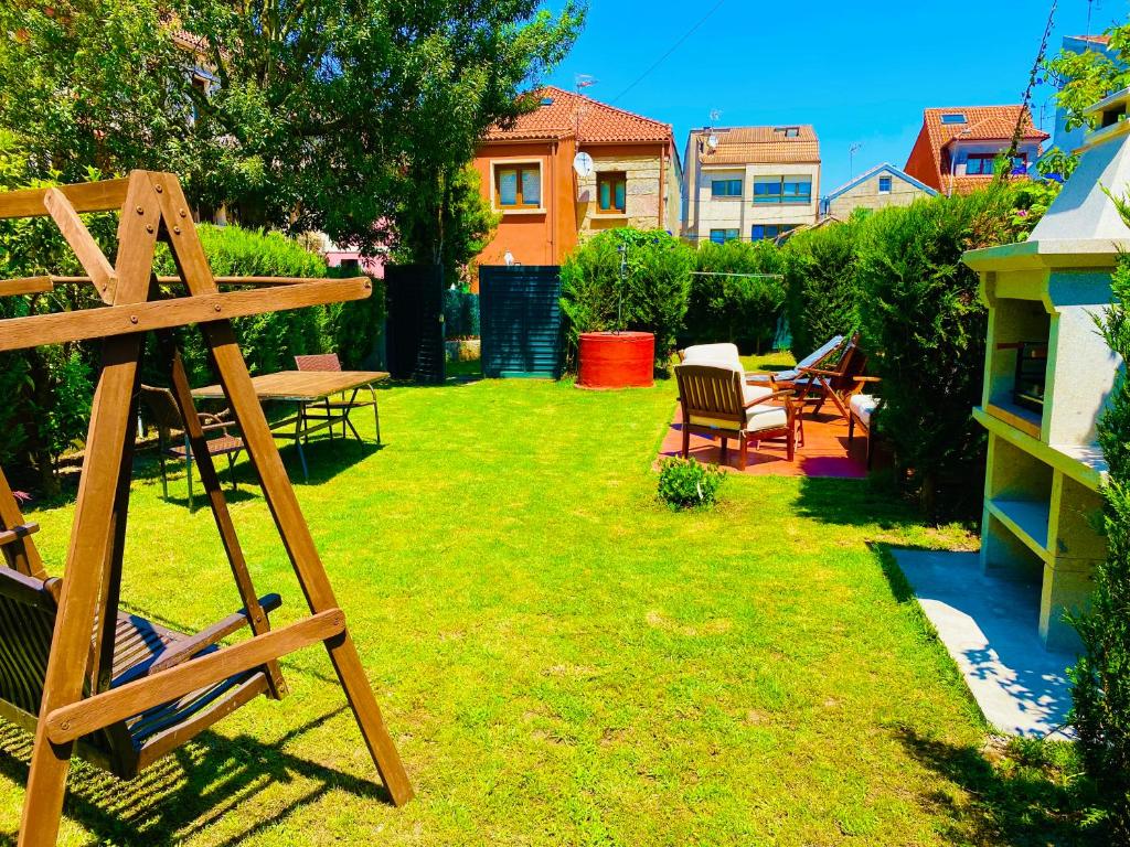 a yard with chairs and a wooden ladder at Vivienda turística Porta do Sol in Baiona
