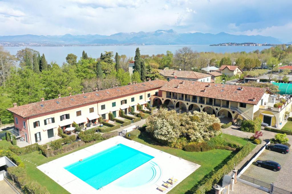 een luchtzicht op een groot landgoed met een zwembad bij Dolce Blu Sirmione-Goccia di lago in Rivoltella