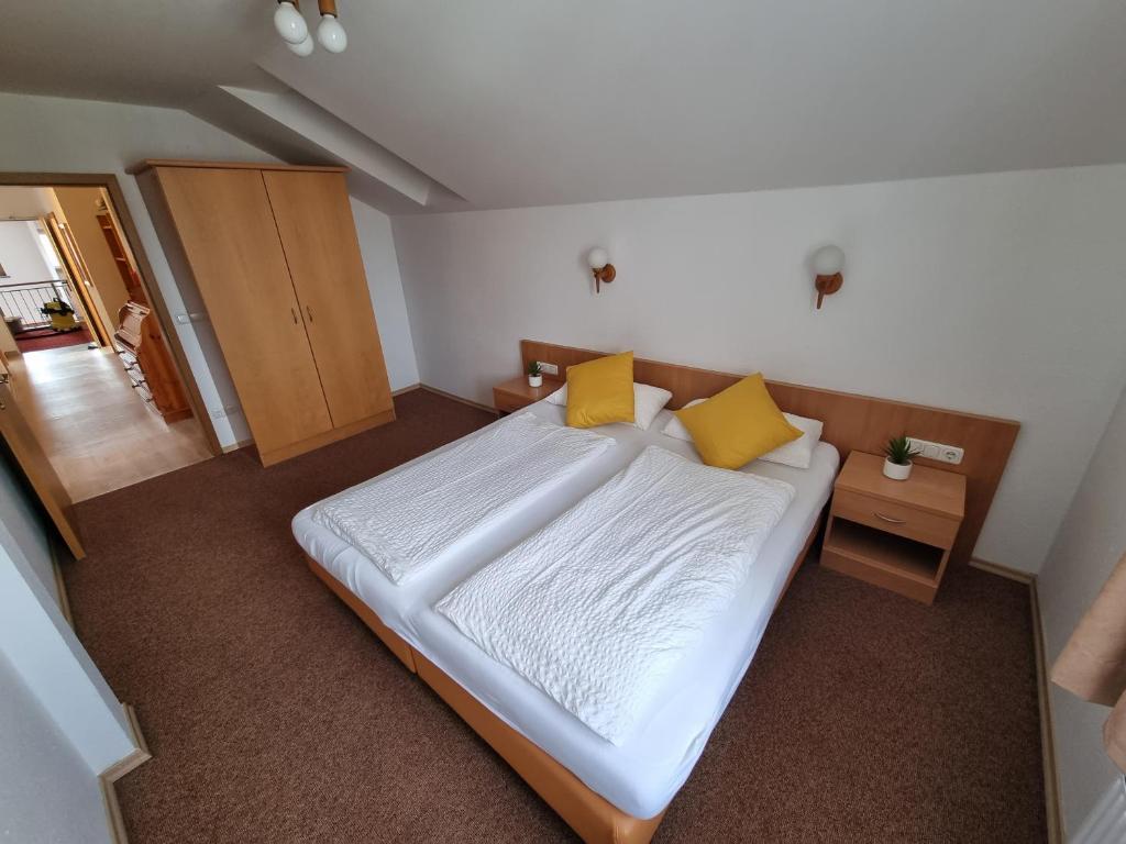 Postel nebo postele na pokoji v ubytování Hotel Pension Geiger