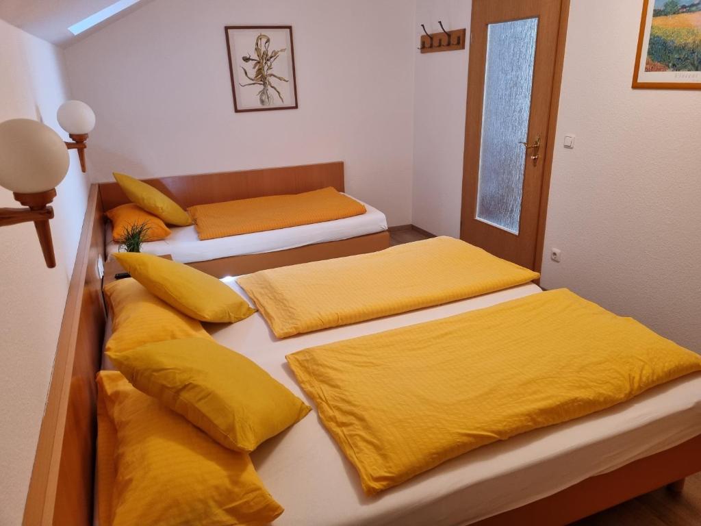Postel nebo postele na pokoji v ubytování Hotel Pension Geiger