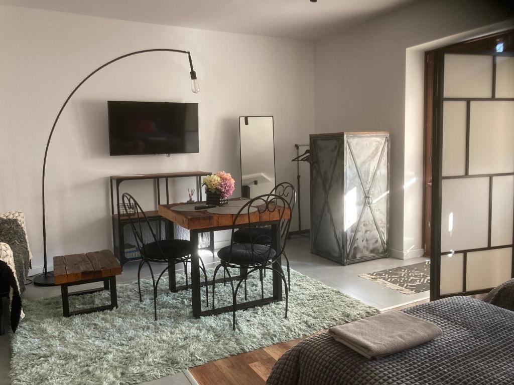 ein Wohnzimmer mit einem Tisch und Stühlen auf einem Teppich in der Unterkunft Apartament Francuzka in Krakau