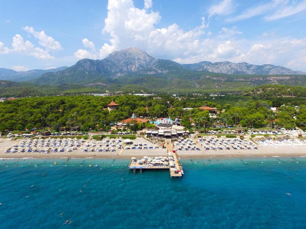 uma vista aérea de uma praia com cadeiras e guarda-sóis em Martı Myra em Tekirova