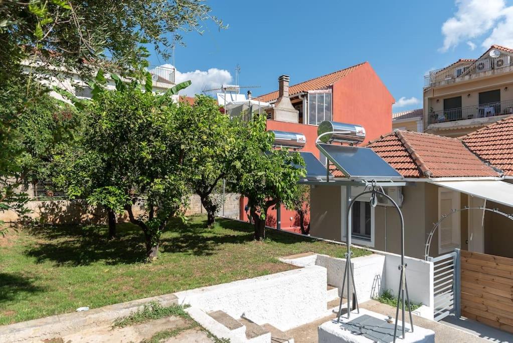 dom z ulicznym światłem na podwórku w obiekcie Lithostroto Retreat #1 w mieście Argostoli