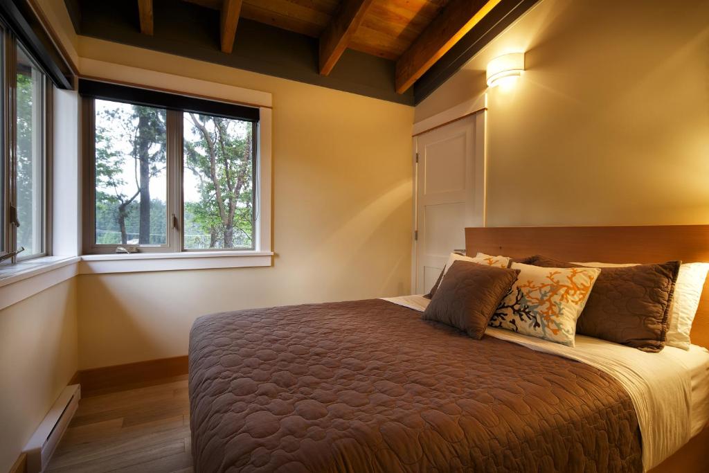 Postel nebo postele na pokoji v ubytování Mariner's Loft - Salt Spring Island