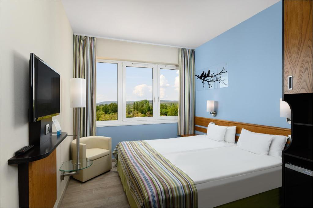 Postel nebo postele na pokoji v ubytování Danubius Hotel Marina