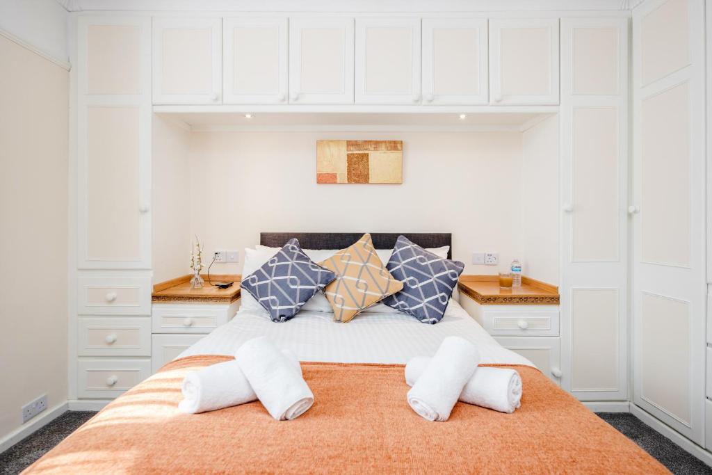 מיטה או מיטות בחדר ב-MPL Apartments - Woodside House by Harry Potter Studios