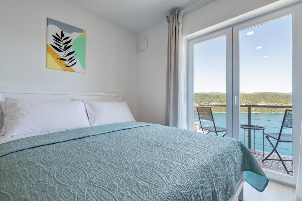 1 dormitorio con cama y vistas al océano en Apartments Malalu, en Neum