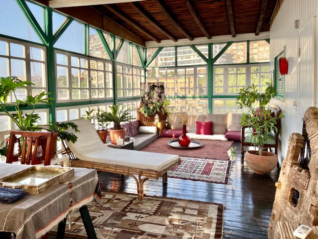 una sala de estar con muchas plantas. en Houseboat65 - Historic home on the Nile - Central Cairo en El Cairo