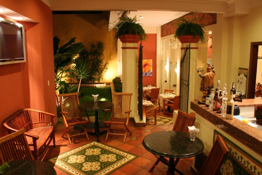 a restaurant with tables and chairs and a mirror at Hotel Casa do Amarelindo in Salvador