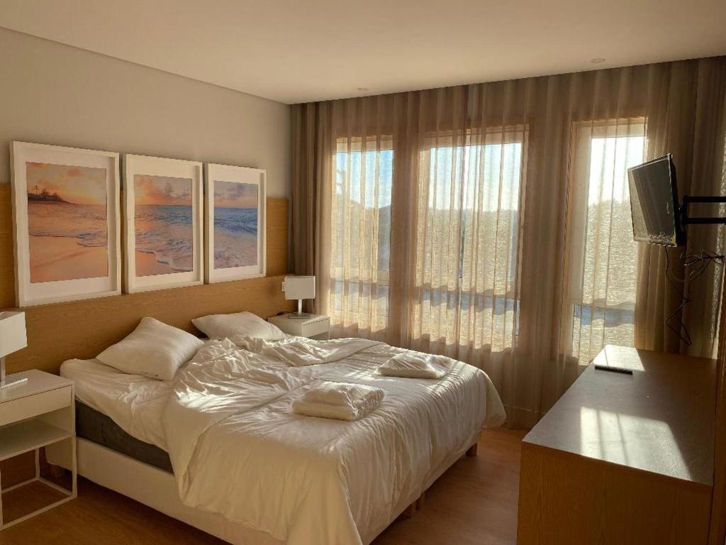 ein Schlafzimmer mit einem Bett mit zwei Handtüchern darauf in der Unterkunft Altamira GB in Estarreja