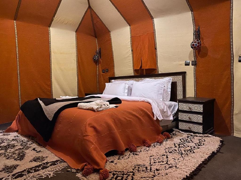 Postel nebo postele na pokoji v ubytování Milky Way Desert Camp