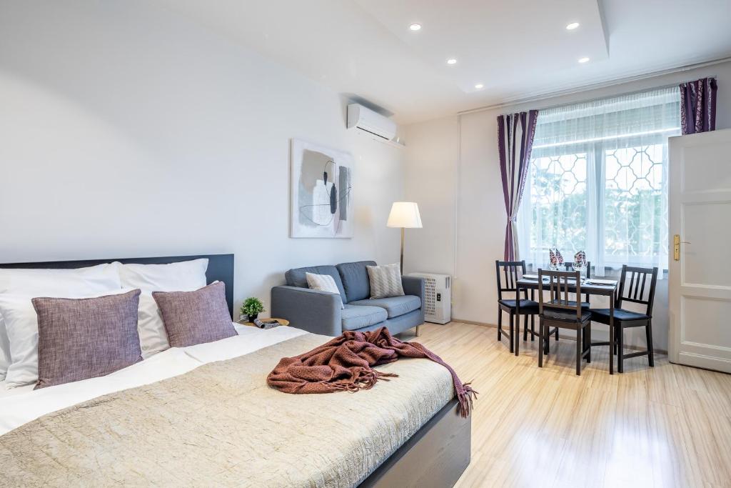 1 Schlafzimmer mit einem Bett und einem Esszimmer in der Unterkunft Two bedroom home in Jewish quarter in Budapest