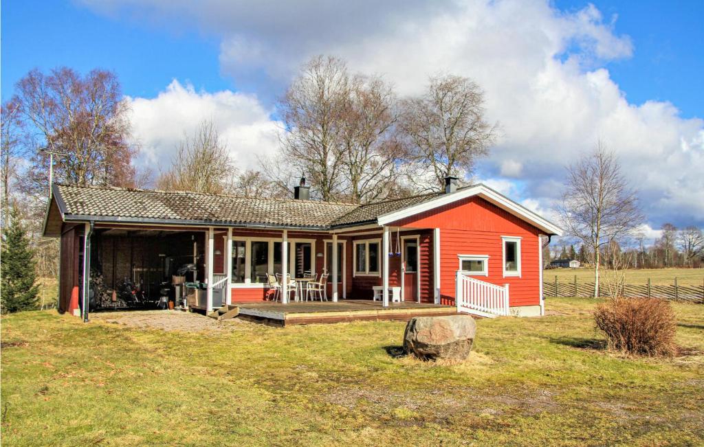 uma pequena casa vermelha no meio de um campo em Amazing Home In Lngaryd With Wifi em Långaryd