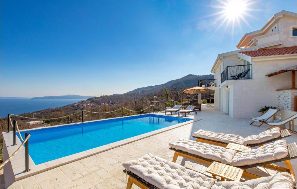Cette villa dispose d'une piscine et offre une vue sur l'océan. dans l'établissement 4 Bedroom Pet Friendly Home In Poljane, à Poljane