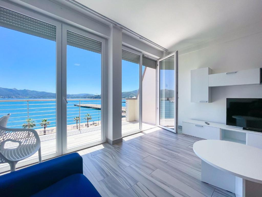 un soggiorno con vista sull'oceano di Appartamento Fronte Mare 20 a Portoferraio