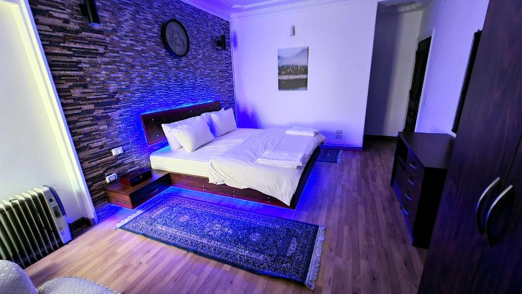 Letto o letti in una camera di Amazing Nile View and Pyramids Apartment