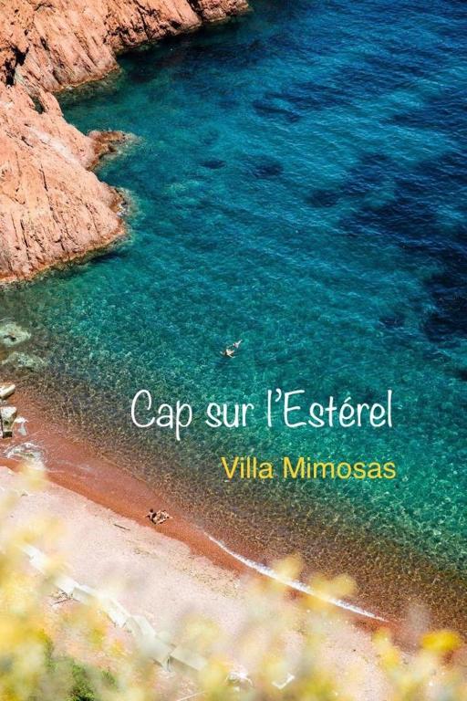 - une vue sur une plage d'eau bleue dans l'établissement BOULOURIS - Grand 3 pièces 5 personnes avec terrasse à 5min à pied des plages, à Saint-Raphaël