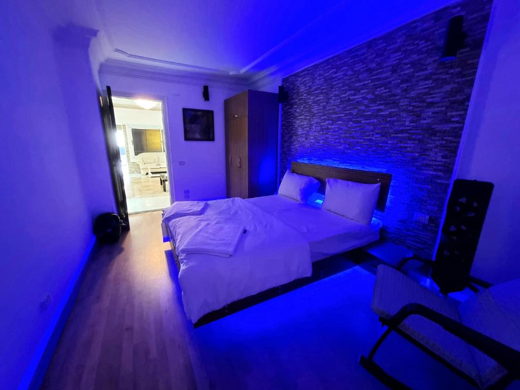 Letto o letti in una camera di Amazing Nile View and Pyramids Apartment