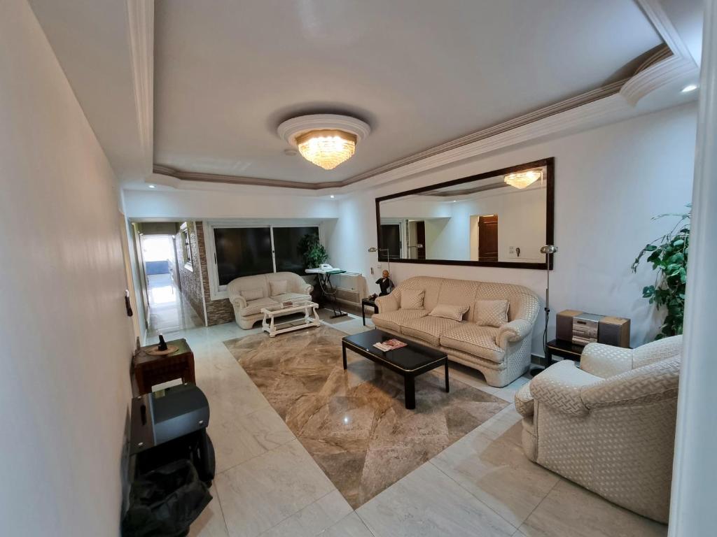 Area soggiorno di Amazing Nile View and Pyramids Apartment